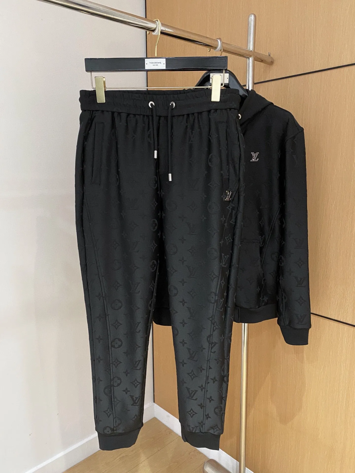 🅿️720 [LV Louis Vuitton] hot-selling suit is coming. Focus on the original version of the official website. 2025 new hot-selling cardigan and sweatshirt suit. The original order is the best. 🇭🇰The meticulous work of top designers. It has a fitting and perfect upper body effect. All-natural high-quality Tencel Roman cotton 100%, close-fitting comfort, noble and elegant! Original hardware embodies elegance and nobility! Counter size: M-3XL (maximum wear up to 190 pounds)